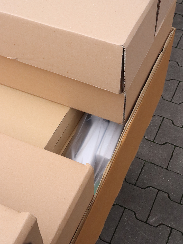 Detailansicht der neuen Transportverpackung mit Kartonwanne und Kantenschutz
